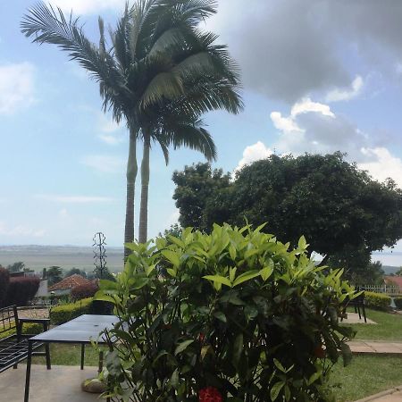 Carpe Diem Guesthouse Entebbe Ngoại thất bức ảnh