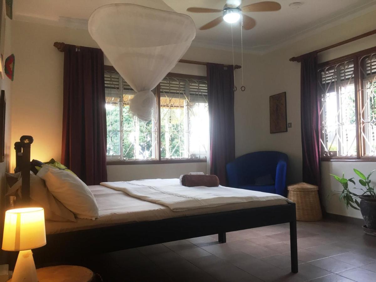 Carpe Diem Guesthouse Entebbe Ngoại thất bức ảnh