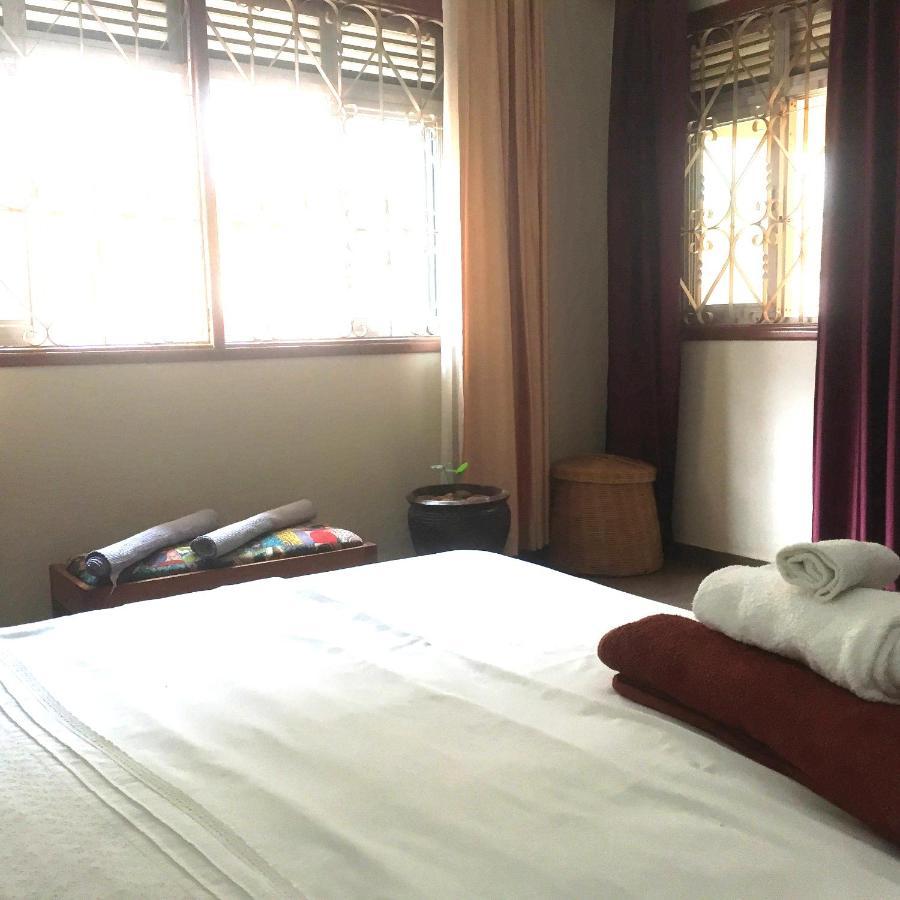 Carpe Diem Guesthouse Entebbe Ngoại thất bức ảnh