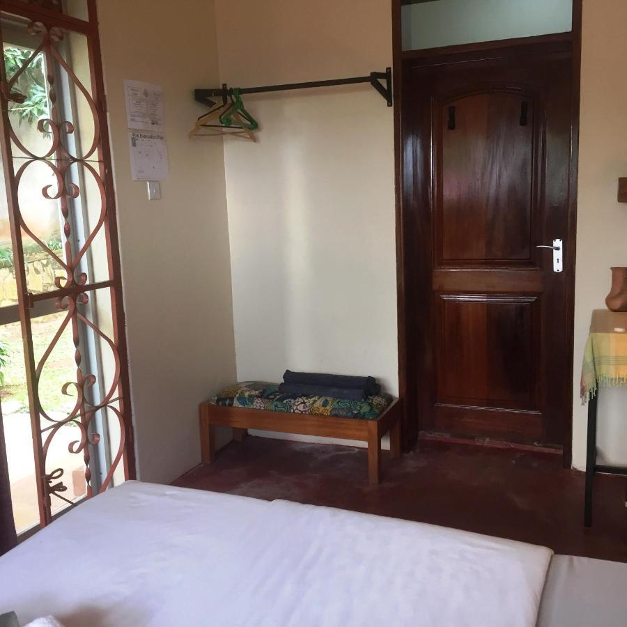 Carpe Diem Guesthouse Entebbe Ngoại thất bức ảnh