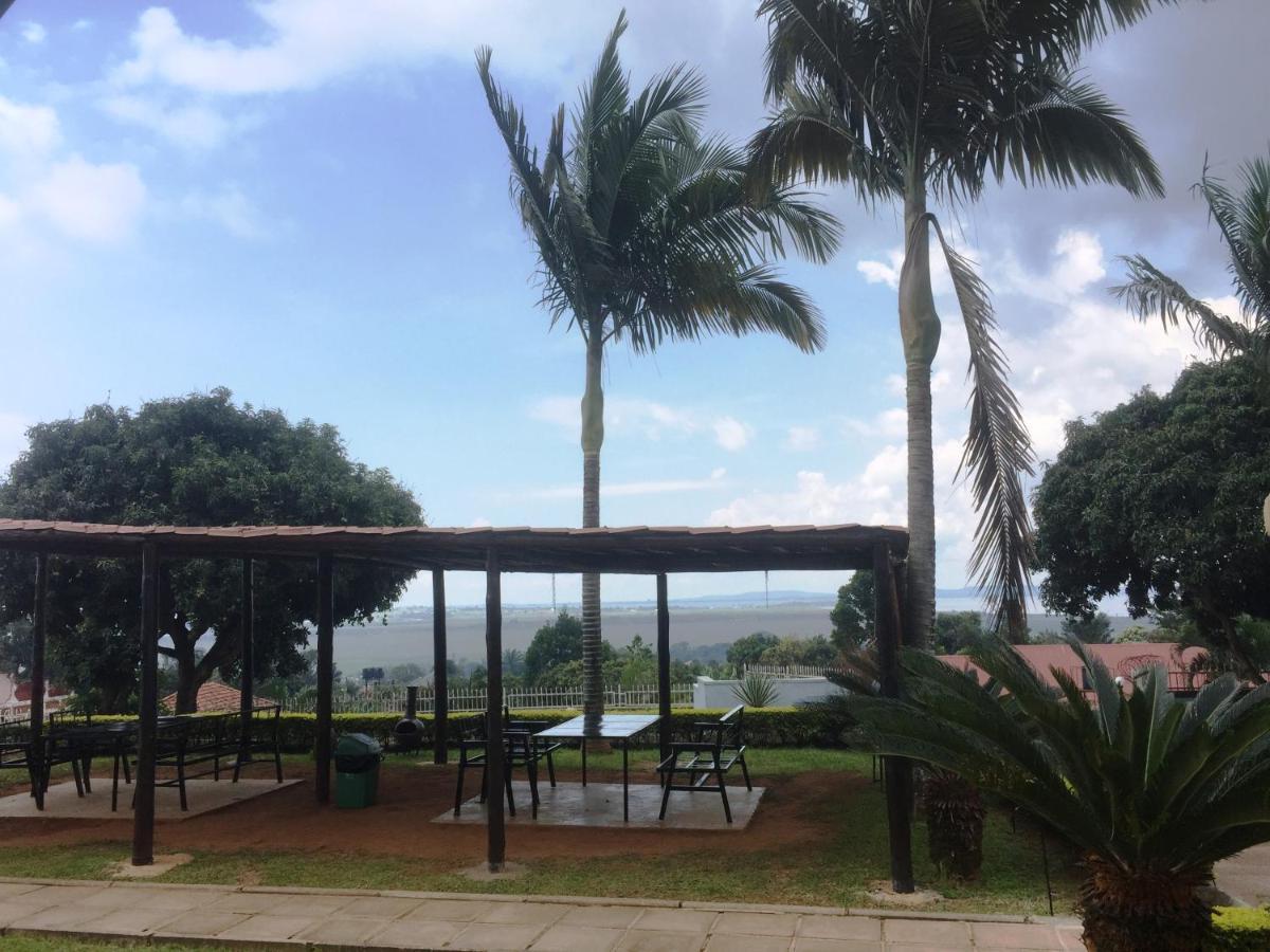 Carpe Diem Guesthouse Entebbe Ngoại thất bức ảnh