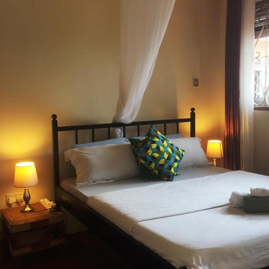 Carpe Diem Guesthouse Entebbe Ngoại thất bức ảnh