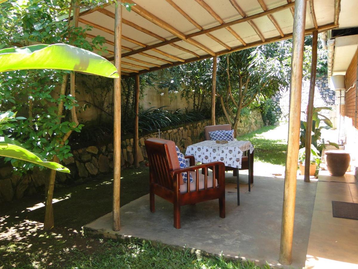 Carpe Diem Guesthouse Entebbe Ngoại thất bức ảnh